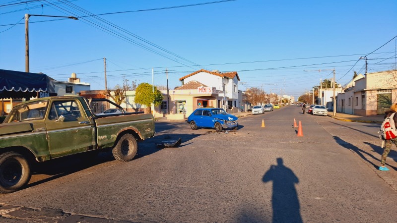 Fuerte choque entre una camioneta y un auto